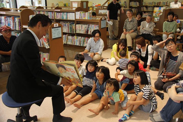 図書館で開催された、「イクメンのおはなし会」にイクメンの一人として参加させて頂きました。