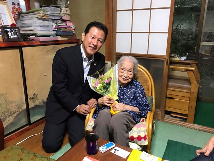 敬老の日にちなんで市内の高齢者のお宅を訪問しました。