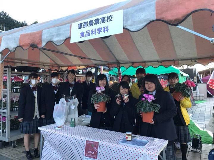 恵那峡サービスエリア下り線では、チャレンジ！中津川恵那プロジェクトとして、中津川市と恵那市の皆さんがブース販売されていました。