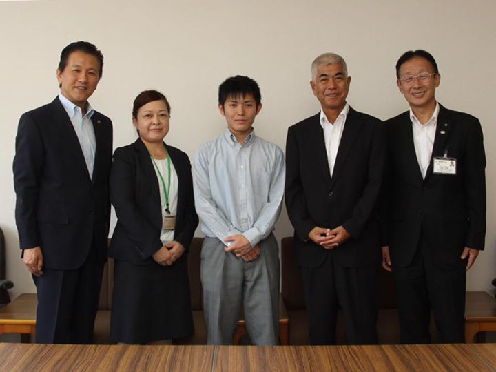 24日月曜日、岐阜県立恵那農業高校環境科学科3年の纐纈仁志君が市役所にお越しくださり、この夏の海外派遣に対する抱負を語ってくれました。
